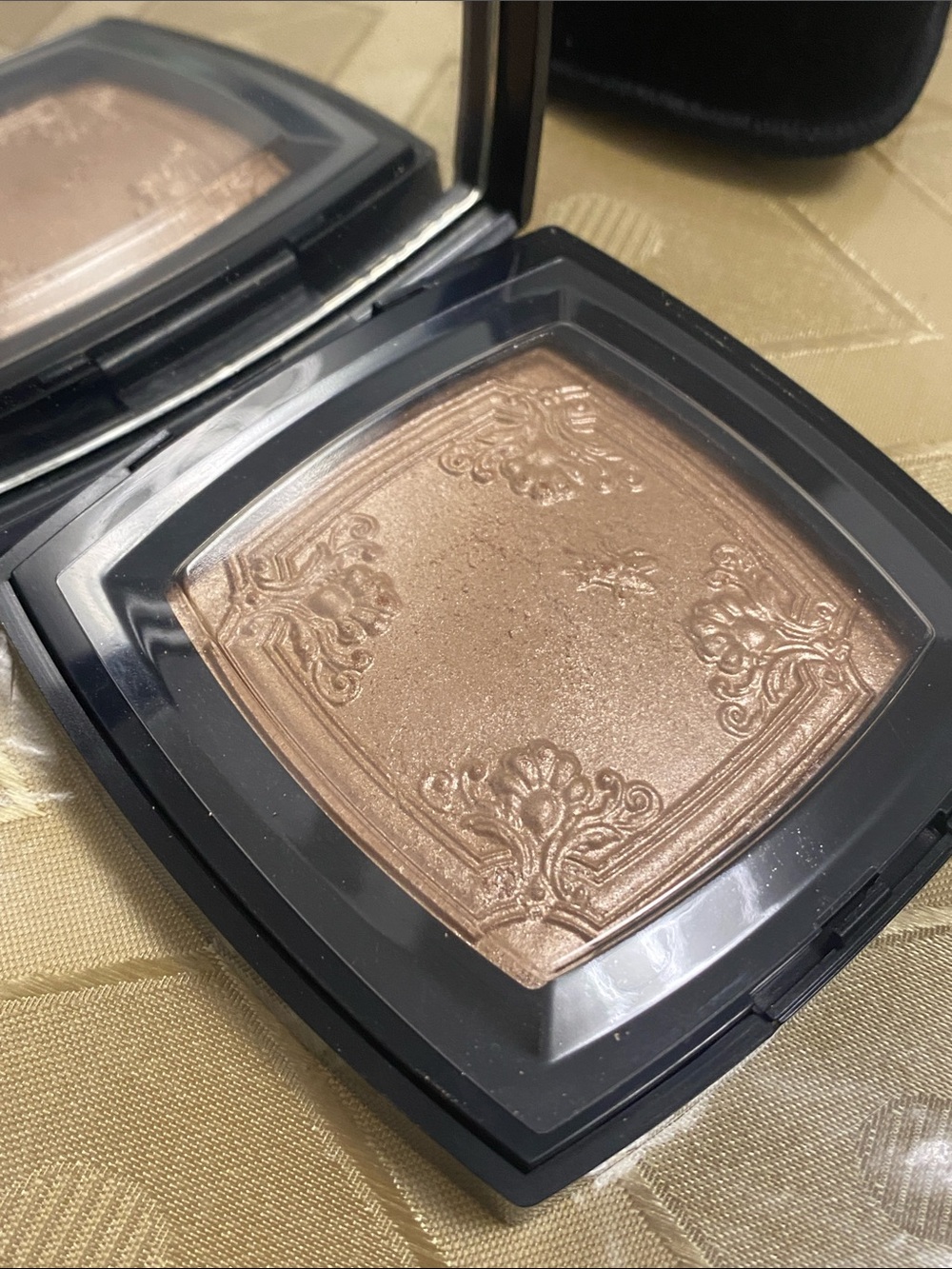 CHANEL exclusive edition New Illuminating Powder Compact - Golden Beige Glow - Picture 8 of 8